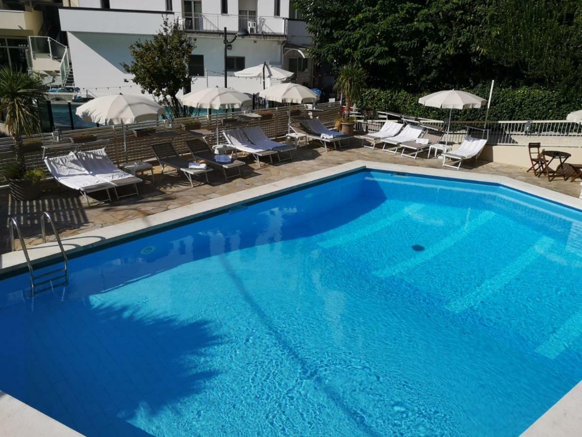 Mona Lisa Hotel Cattolica Bagian luar foto